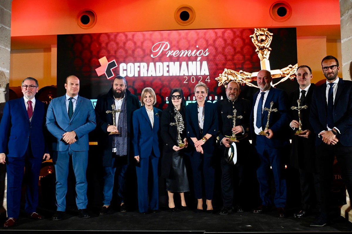 El DT <a href="/MedioAmbAND/">Consejería de Sostenibilidad y Medio Ambiente</a> <a href="/OscarCurtidoN/">Oscar Curtido</a> ha estado presente en la entrega de premios de <a href="/cofrademania/">COFRADEMANIA</a> en #Jerez junto a <a href="/Almudenamdj/">Almudena Martínez</a> y <a href="/MJGarciaPelayo/">María José García-Pelayo</a> entre otros asistentes