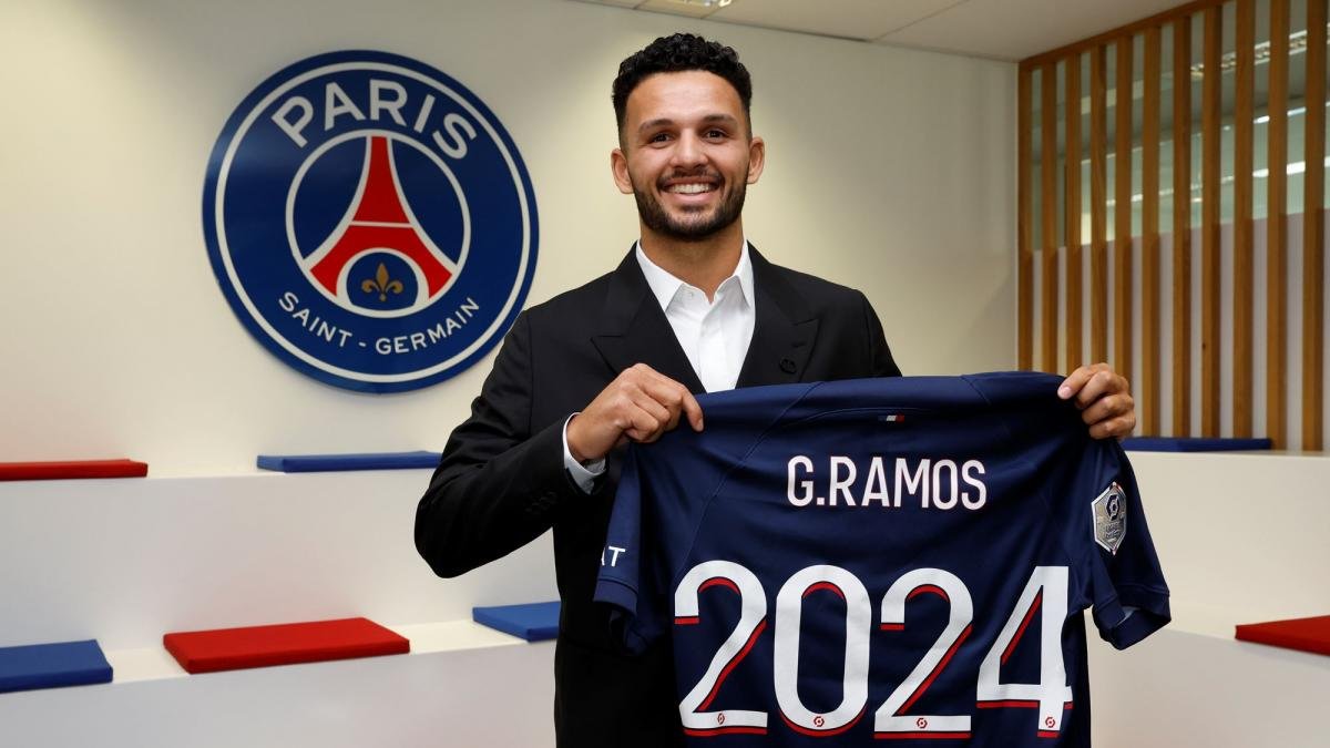 JeDeeF_'s tweet image. Pada jendela transfer musim dingin tahun lalu, PSG mengubah status pinjaman Gonçalo Ramos dari Benfica menjadi permanen.

Hingga saat ini, namanya seperti tak pernah masuk ke dalam perbincangan striker top dunia.

Apa yang sebenarnya terjadi padanya dan PSG?

Sebuah utas 🧵