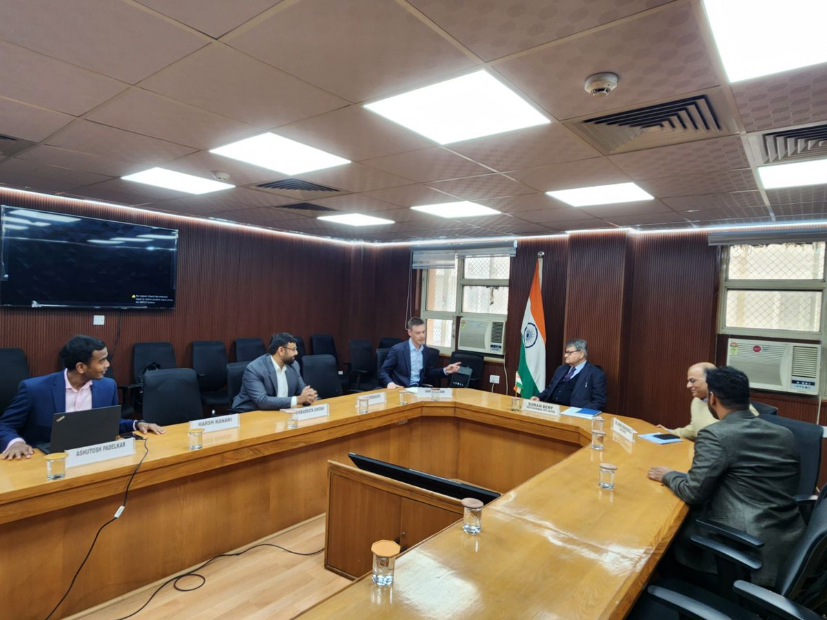 NITIAayog's tweet photo. Shaping a Resilient #Energy Future!

Shri Suman K Bery, Vice Chairman, NITI Aayog led a dialogue on shaping a resilient energy future. Insightful discussions on energy security, market design, and the role of hydrogen & #NuclearEnergy  were held with John Feddersen, Dan Monzani, and key experts from Aurora Energy Research.   

#PMOIndia #NITIAayog #Sustainability #EnergyTransition #Renewable