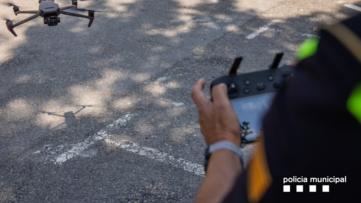 #UNITATSPMS 🚔🚁 Sabies que disposem d'una unitat de #Drons? 

➡️La unitat té l'objectiu d'augmentar l'eficàcia dels serveis  i en el control del trànsit oferint una visió aèria que ajudarà a optimitzar els recursos i a prendre decisions al moment 

#Sabadell #SabadellSegura
