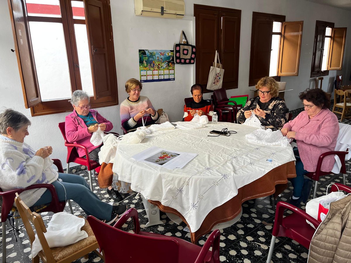 💜 Sensibilizados con el Duelo Perinatal. Tenemos la suerte en el HUT de contar con la Asociación de mujeres de Huécija y sus 12 tejedoras que elaboran unas preciosas mantas 🧵 para las cajas del recuerdo.