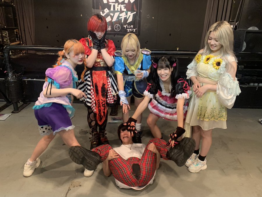 交差点では停止線より前に止まるな。大型車が曲がれない。停止線の意味がわかってない人間は今すぐ免許証返納しに行け。交差点では、停止線より前に止まるな。二輪車は、自分より先に止まってる車を抜かして交差点の前に出るな。停止線の前で信号待ちしてる二輪車は曲がってくる車にひかれても車は無罪