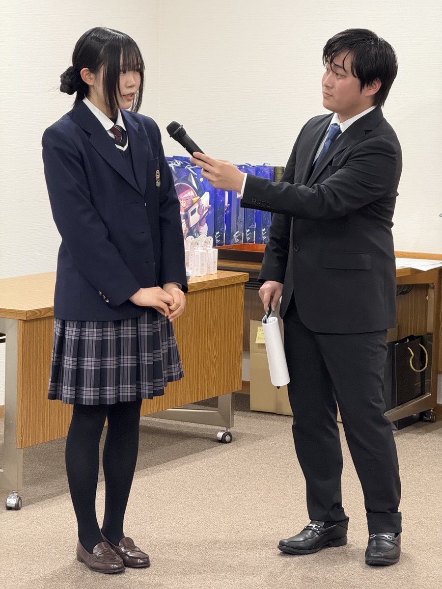 HPP_TPD's tweet photo. 【第８回 #チャリンコステッカーデザインコンテスト】
　#兵庫県立明石南高等学校 ３年の林永眞（はやしえま）さんが大阪芸術大学短期大学部学長賞を受賞！
　自転車の交通安全を啓蒙するステッカーデザイン224作品から見事選出おめでとうございます
　自転車のながらスマホ・酒気帯び運転、絶対ダメ！ https://t.co/1vnllurleC
