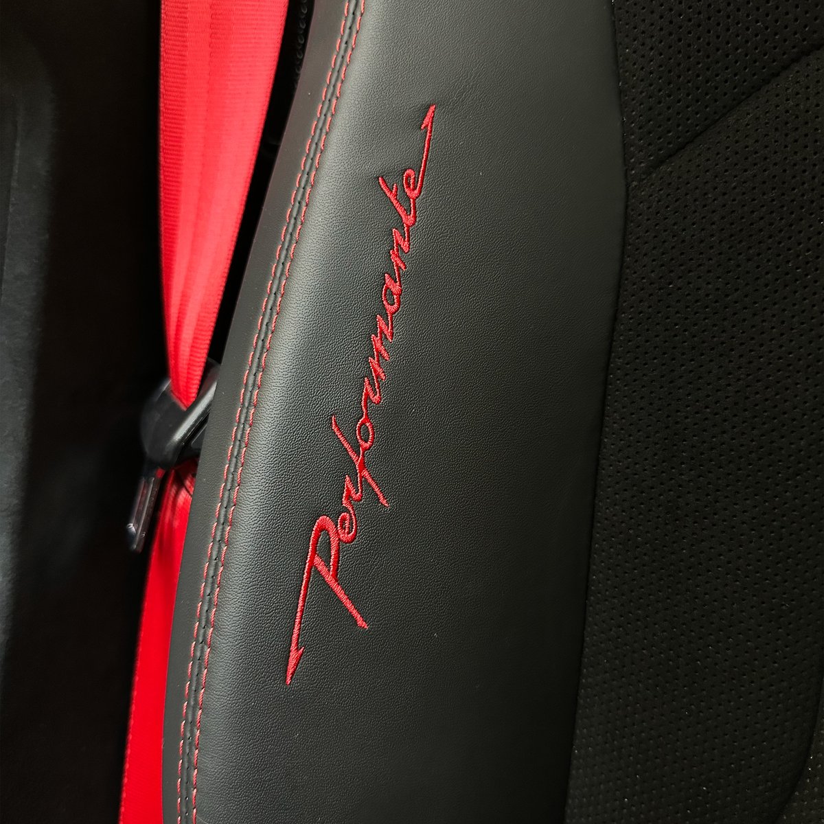 OneClickDrive's tweet image. got a guess as to which car this is??👀
(difficulty:EASY🥱)