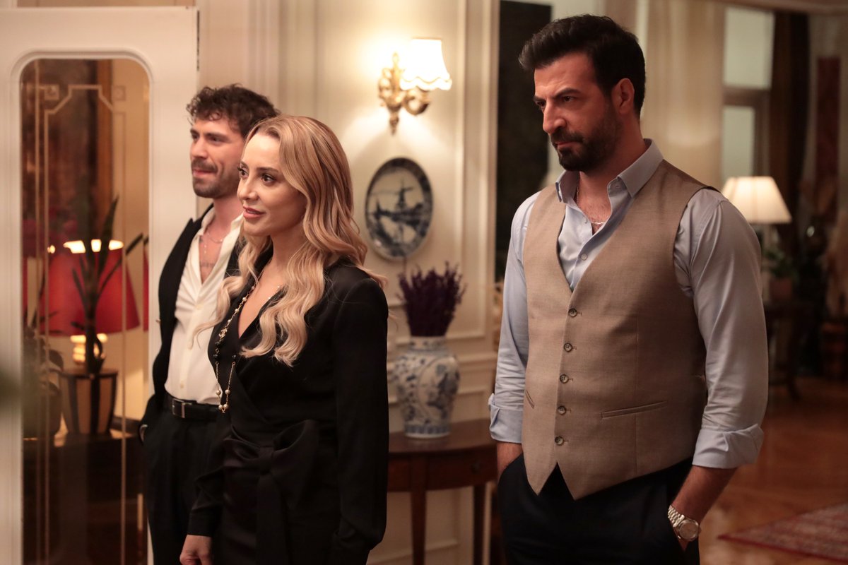 timsbitv's tweet photo. Old Money setinden ilk kareler yayında! 🎬✨ Zıt kutupların çekimine inanamayacaksınız. "Old Money" 2025'te sizlerle buluşuyor.

@timsandb @netflixturkiye @UlucBay @timursavci @sagyasarburak @Mericacemi #EnginAkyurek @AsliEnverResmi @Dolunay_Soysert @ismaildemirci #SerkanAltunorak @taroemir #OldMoney
