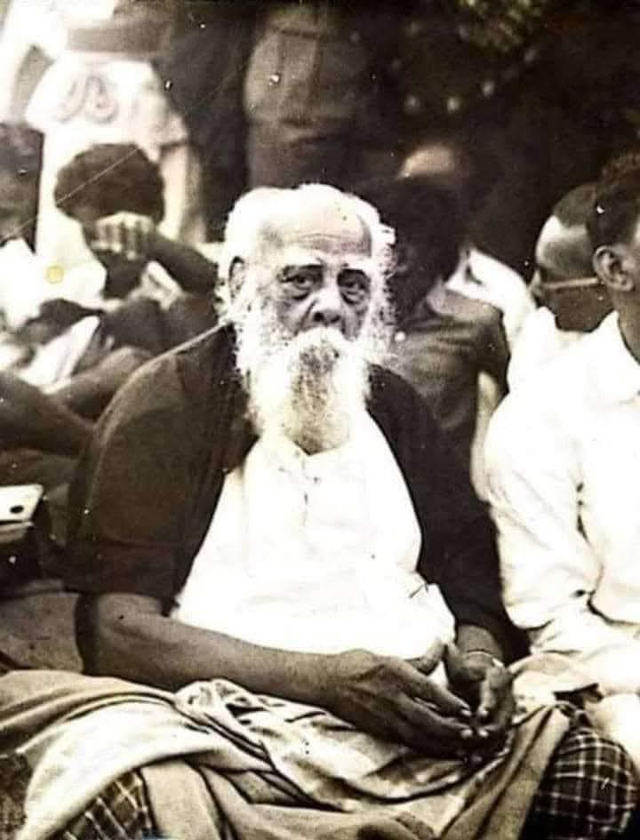 தன் மீது வீசியெறிந்த மலம்!
தன் முகத்திலும், தாடி மயிரெல்லாம் சிதறிவிட

மேடையில் பேசிக் கொண்டிருந்தவர் அப்படியே துடைக்கிறார். குடலை பிரட்டும் நாற்றம்.

"இந்த மலம் நம் மீது பட்டவுடன் அந்த நாற்றத்தை தாங்க முடியாமல் இவ்வளவு அருவருப்பாய் உணர்கிறோமே..!
இதை கையால் அள்ளுவதற்கு ஒரு சாதி