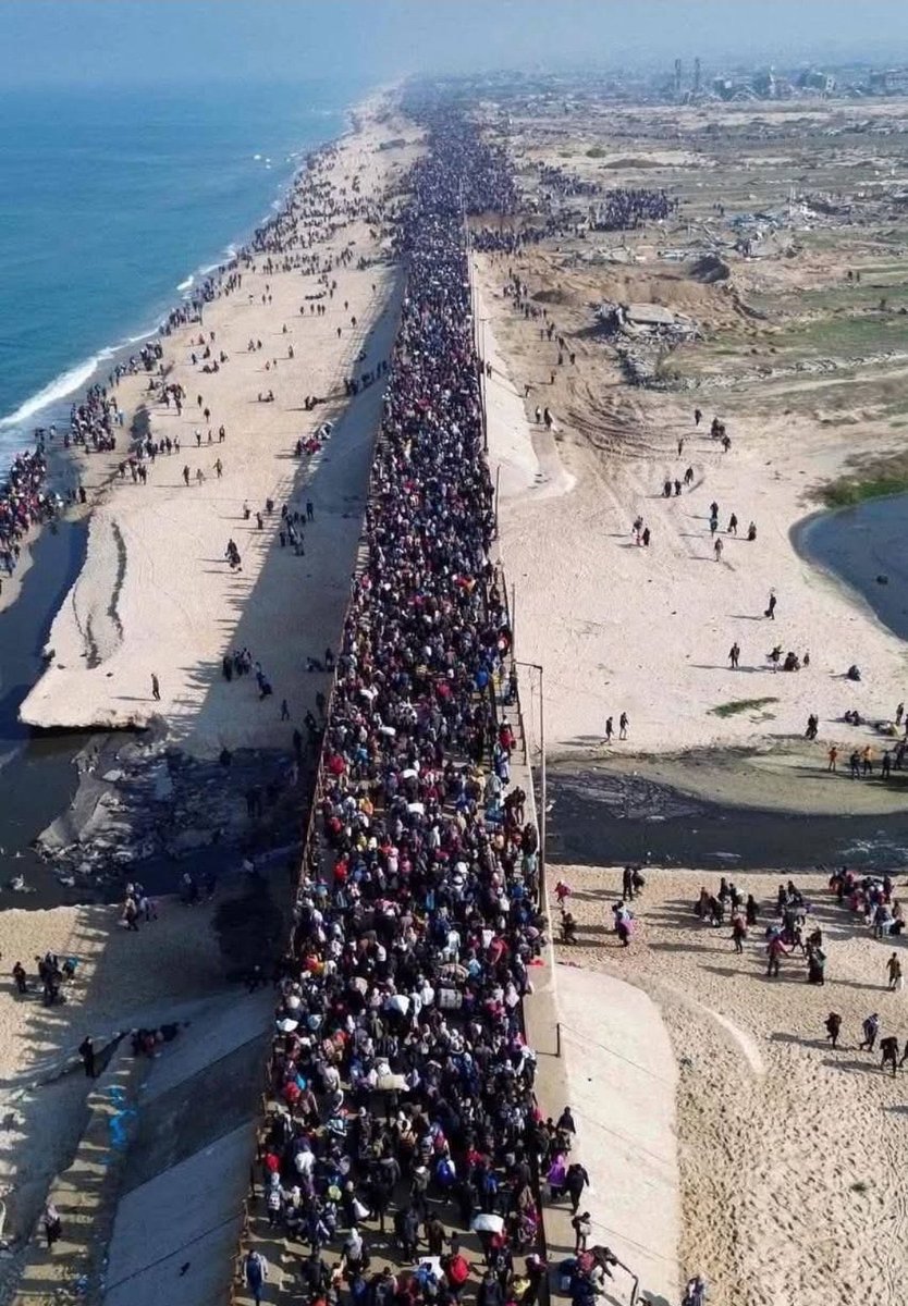 نعودُ من الخيامِ إلى الخيامِ
بحبٍّ قد تغلغلَ في العظامِ

لأرضٍ لا يموتُ الشوقُ فيها
ولاسمٍ قد تفرّدَ في الأسامي

لغزةَ وهي تغزونا بحبٍّ
فريدٍ ليس يوصفُ بالكلامِ

لزرقةِ بحرنا..لترابِ حقلٍ
يبادرنا اشتياقًا بالسلامِ

لذرةِ رملهِ..للماءِ يجري 
على خجلٍ ..لغاشيةِ الظلامِ/

تدثّرنا