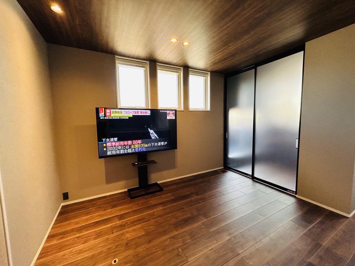 Shinonome_hm's tweet photo. テレビ付けた📺
ドンキの初売りでゲットしたREGZA65インチとテレビスタンド(11万)💸 https://t.co/lNw1Y0M3uI