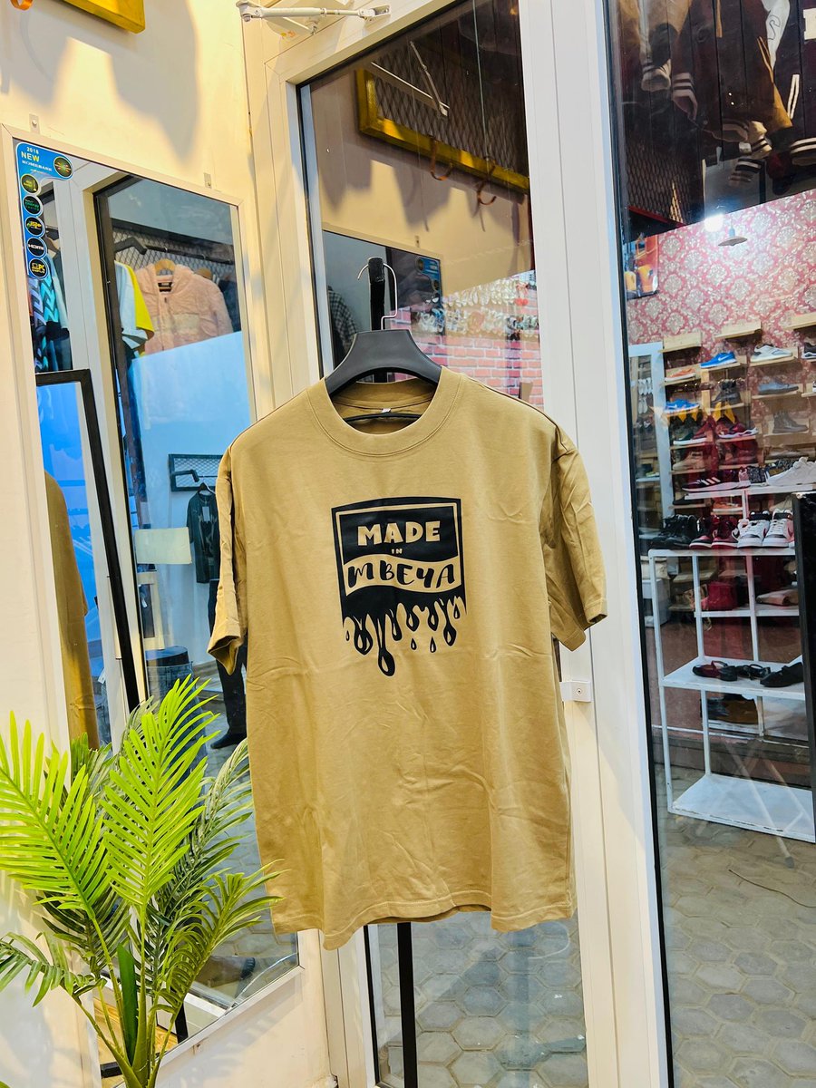𝗠𝗔𝗗𝗘 𝗜𝗡 𝗠𝗕𝗘𝗬𝗔 🤏🏾𝗠𝗔𝗗𝗘 𝗜𝗡 𝗠𝗕𝗘𝗬𝗔

✨Ubora wa nguo tunazotumia

✨Uzuri wa rangi za nguo

✨ Delivery ni mikoa yote tunakufikia

👕 T-Shirt - Tsh 25,000  
🧥 Hoodies- Tsh 35,000  
🧥 Sweta za Round - Tsh 30,000  
👕 T-Shirt Long Sleeve - Tsh 28,000  
🎖️