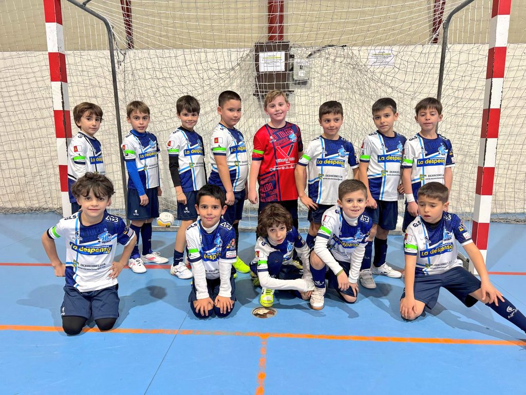 💚 El Prebenjamín A abrió ayer la jornada con victoria 🆚 Ciudad de Nara por 4-1 y nuestros peques ya lucieron el brazalete de la esperanza 🟢 <a href="/ContraCancerEs/">Asociación Española Contra el Cáncer</a>
#TodosContraElCancer
ADN Moprisala Ⓜ️⚪🔵