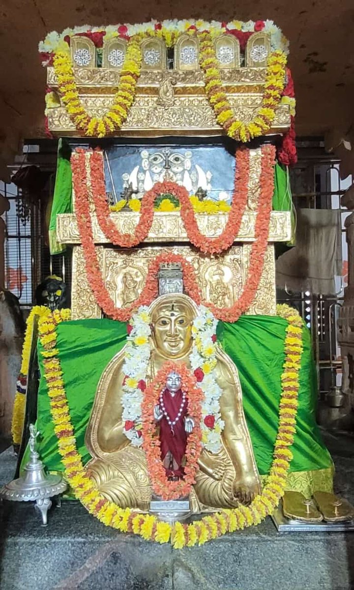 Jaggesh2's tweet photo. ಇಂದಿನ ರಾಯರ ಬೃಂದಾವನ ಅಲಂಕಾರ ದರ್ಶನ 🙏 https://t.co/ete44LfIh1