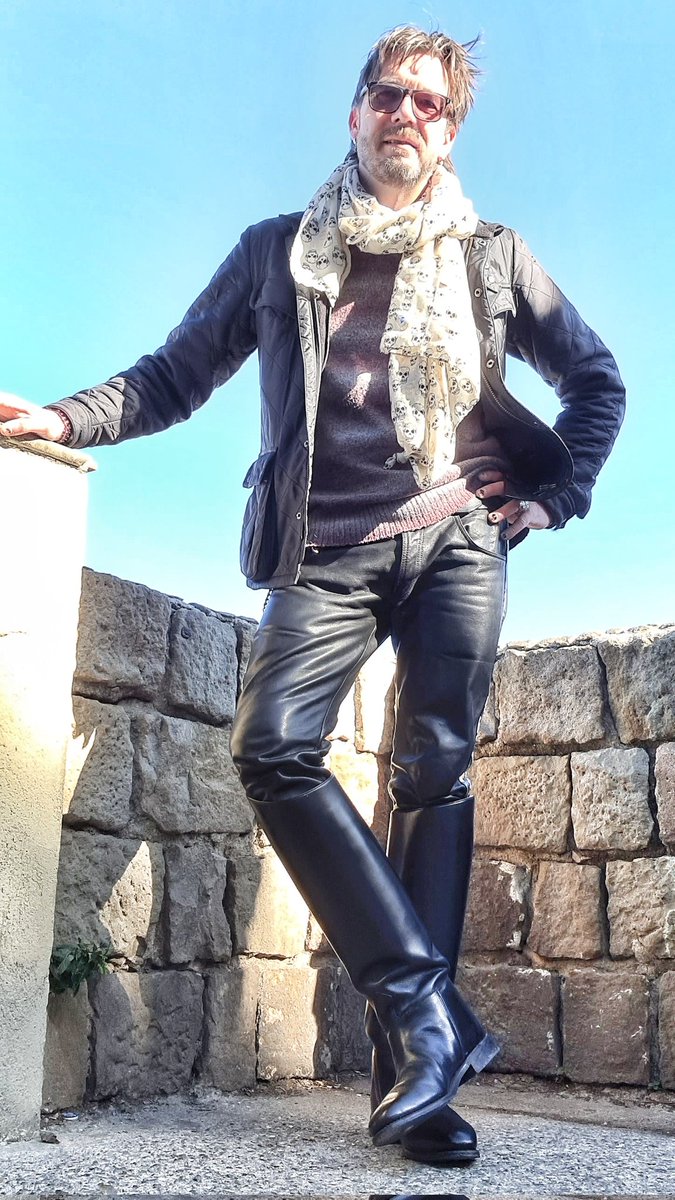rymndpttr's tweet photo. Happy Friday 🖤👑🖤
#Boots #MenInTallBoots #Petrie #MenInLeather #MenInLeatherJeans #MenInLeatherPants #BootsEveryDay #BootsManBarcelona #BBF https://t.co/xY9CXKjN0P