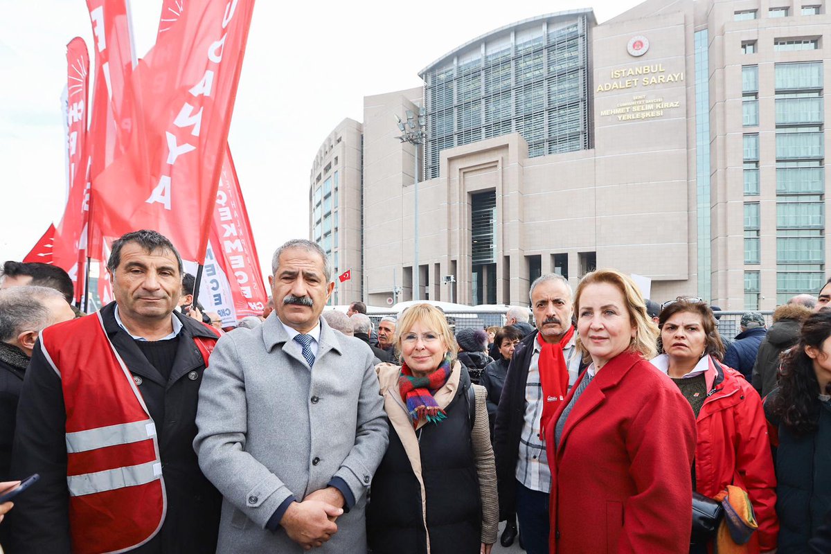 ErcanAkpolat1's tweet photo. Halkımızın iradesini, ülkemizin adaletini savunmak için Adalar İlçe Örgütümüz ile birlikte Çağlayan Adliyesi’ndeyiz. Ekrem Başkanımızın yanındayız!

Kurtuluş yok tek başına,
Ya hep beraber ya hiçbirimiz! https://t.co/fZIh1SUa2a