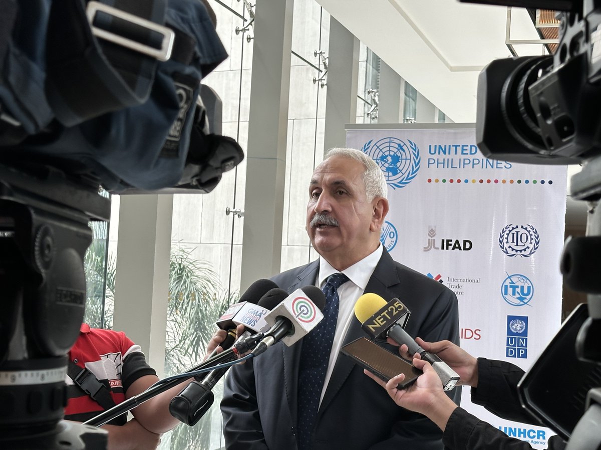 ILOManila's tweet photo. 📹 Speaking with journalists at the @UNPhilippines 𝗝𝗼𝗶𝗻𝘁 𝗣𝗿𝗼𝗴𝗿𝗮𝗺𝗺𝗲 𝗗𝗶𝗴𝗶𝘁𝗮𝗹 𝗣𝗜𝗡𝗔𝗦 launch supported by @JointSDGFund to bridge the digital divide, improve connectivity &amp; boost competitiveness of enterprises MSMEs in the Philippines. 🇵🇭 https://t.co/ku6PwtGZNx