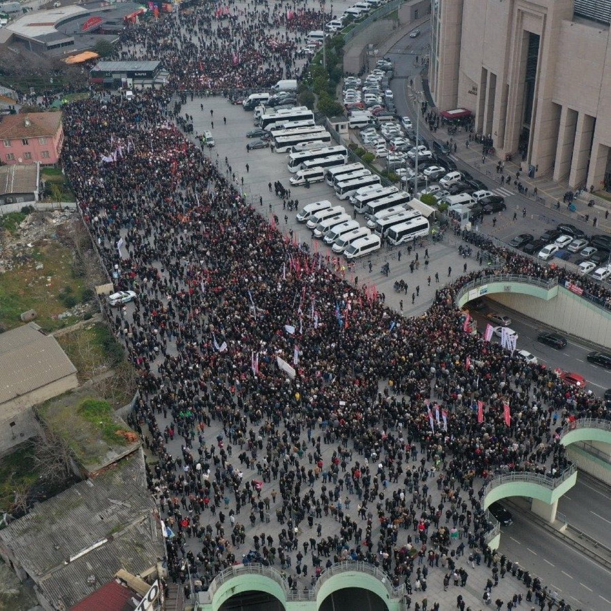 Ekrem İmamoğlu’na destek vermek için Çağlayan Adliyesi önüne gelen vatandaşların oluşturduğu kalabalık.

İstanbul Ekrem İmamoğlu’na sahip çıkıyor!
İstanbul oylarına sahip çıkıyor!