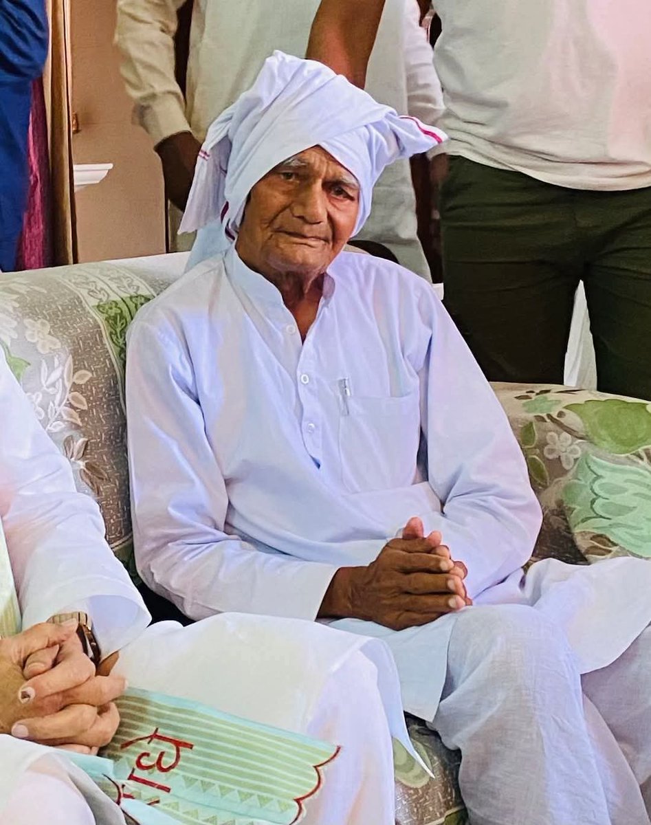 IsrailHathin's tweet photo. हथीन से पूर्व विधायक चौधरी हेमराज़ सहरावत जी का निधन अत्यंत दुःखद है। 

मेरी ओर से उन्हें विनम्र श्रद्धांजलि।

उन्होंने प्रदेश और समाज की जीवनपर्यंत सेवा की। हरियाणा प्रदेश की राजनीति के लिए यह अपूरणीय क्षति है।

ईश्वर से प्रार्थना है कि दिवंगत पुण्यात्मा को अपने श्री चरणों में स्थान और शोकाकुल परिजनों को यह दुःख सहने की शक्ति दें।
