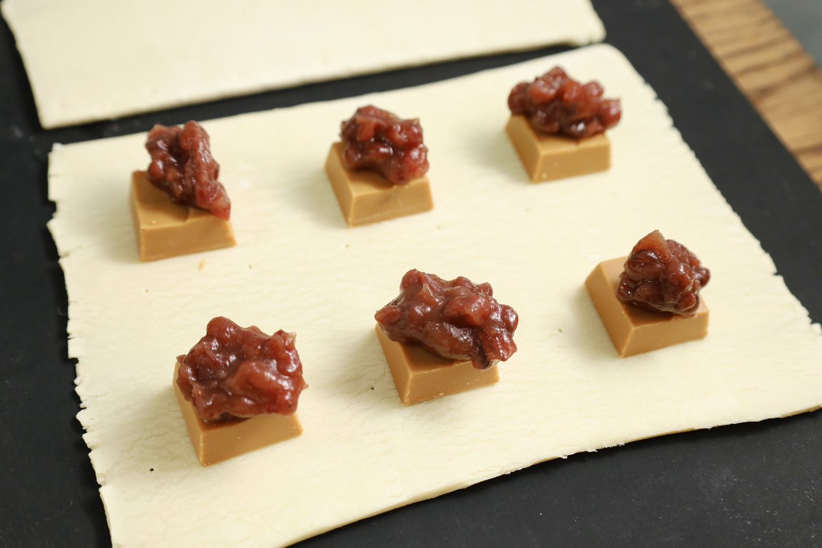 チロルチョコ「きなこもち」+あんこをパイシートで挟んで焼くだけで【きなこもちパイ】に✨

サクサクのパイ&もっちりおもち&amp;きなこの香ばしさが凄く美味しい!しかもこれ、トースターで焼けちゃう👏

https://t.co/oz8G9Ys6dF
#PR #チロルチョコ 