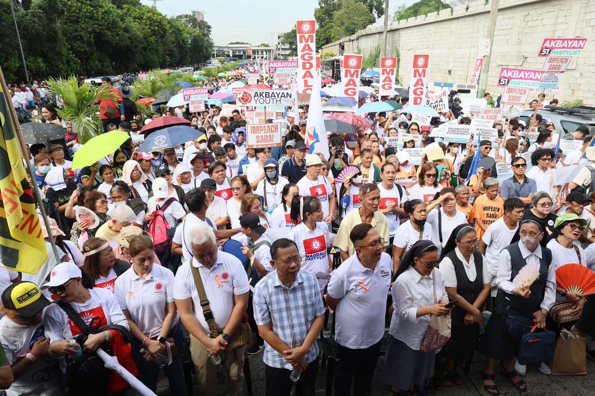 TrillanesSonny's tweet photo. Maraming salamat po sa lahat ng mga dumalo sa ating IMPEACH SARA rally kaninang umaga. We reached an estimated crowd size of 40k. Mas lalakihan pa natin sa susunod hanggang sa marinig tayo ng Kongreso para itransmit na ang impeachment sa Senado. https://t.co/lNUIYj7xXs