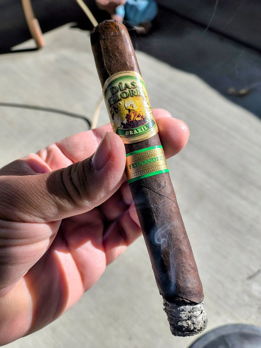 PuffSmokeNAsh's tweet photo. Lunch Time Smoke was this beaut @AJFcigars Dias De Gloria Brazil #BoxPress and she's fiyyyyah 🔥🚒 https://t.co/QrbfViepiy