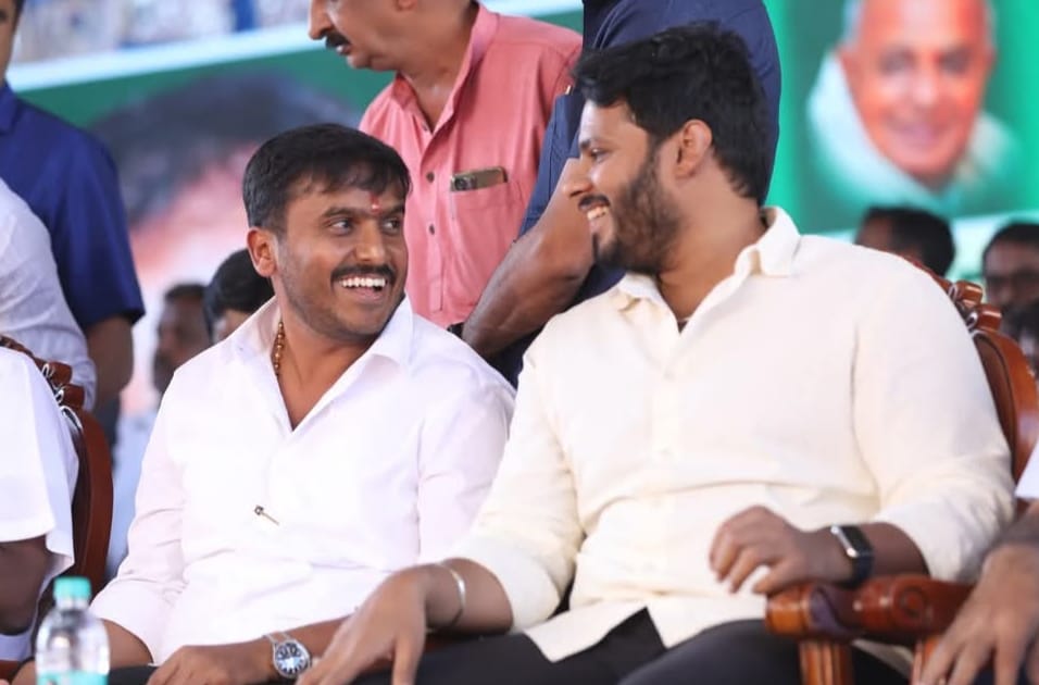 Nikhil_Kumar_k's tweet photo. ಆತ್ಮೀಯರು ಹಾಗೂ ಹುಣಸೂರು ವಿಧಾನಸಭಾ ಕ್ಷೇತ್ರದ ಜನಪ್ರಿಯ ಶಾಸಕರಾದ ಶ್ರೀ ಜಿ.ಡಿ ಹರೀಶ್ ಗೌಡ ಅವರಿಗೆ ಹುಟ್ಟುಹಬ್ಬದ ಶುಭಾಶಯಗಳು. ತಾಯಿ ಚಾಮುಂಡೇಶ್ವರಿ ತಮಗೆ ಹೆಚ್ಚಿನ ಆಯುರಾರೋಗ್ಯವನ್ನು ಕರುಣಿಸಿ ಜನಸೇವೆ ಮಾಡಲು ಹೆಚ್ಚಿನ ಅವಕಾಶಗಳನ್ನು ಕಲ್ಪಿಸಲೆಂದು ಪ್ರಾರ್ಥಿಸುತ್ತೇನೆ.

#mysore #hunasuru
#harishgowdamla #birthday https://t.co/MBmYuEYDdu