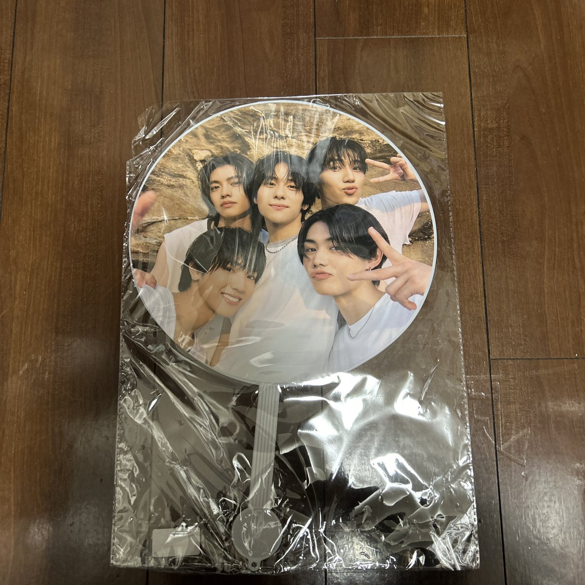 Prinrin0807's tweet photo. WILD BLUEのうちわ

譲 画像のもの

求 ご提示下さい

届いてから一度開封しましたが、外では一度も使っていないのでとても綺麗です！

お気軽にお声がけください
#WILDBLUE #WILDBLUE 譲 https://t.co/3kLE21XFEH
