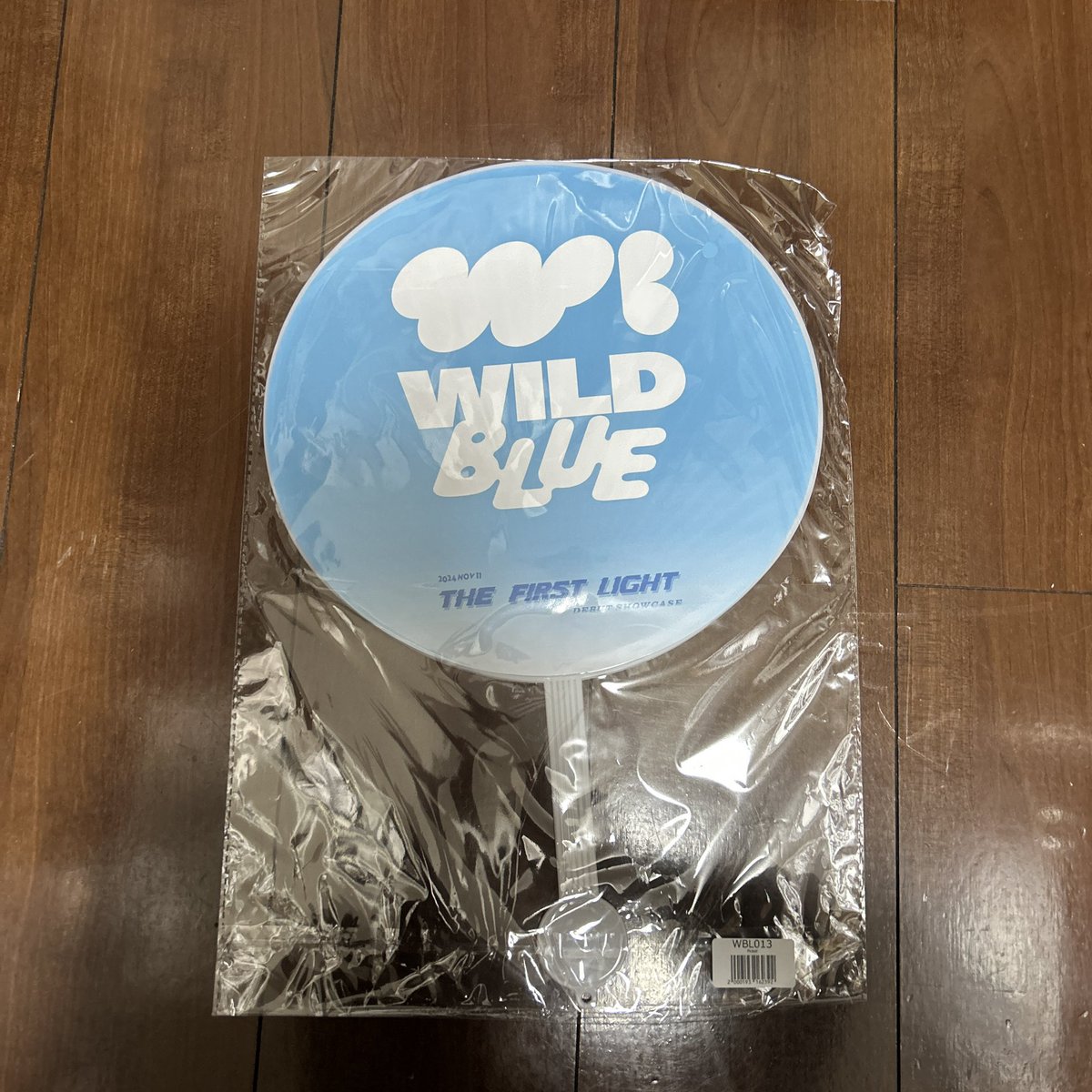 Prinrin0807's tweet photo. WILD BLUEのうちわ

譲 画像のもの

求 ご提示下さい

届いてから一度開封しましたが、外では一度も使っていないのでとても綺麗です！

お気軽にお声がけください
#WILDBLUE #WILDBLUE 譲 https://t.co/3kLE21XFEH