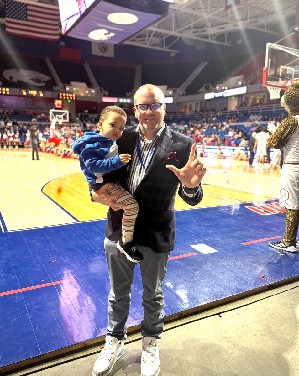 MikeWilkinson09's tweet photo. Rio and I had an absolute ball cheering on the Jaguars tonight! #ReadySouthGo #JsUp 🏀 https://t.co/EZoLu3zbwR