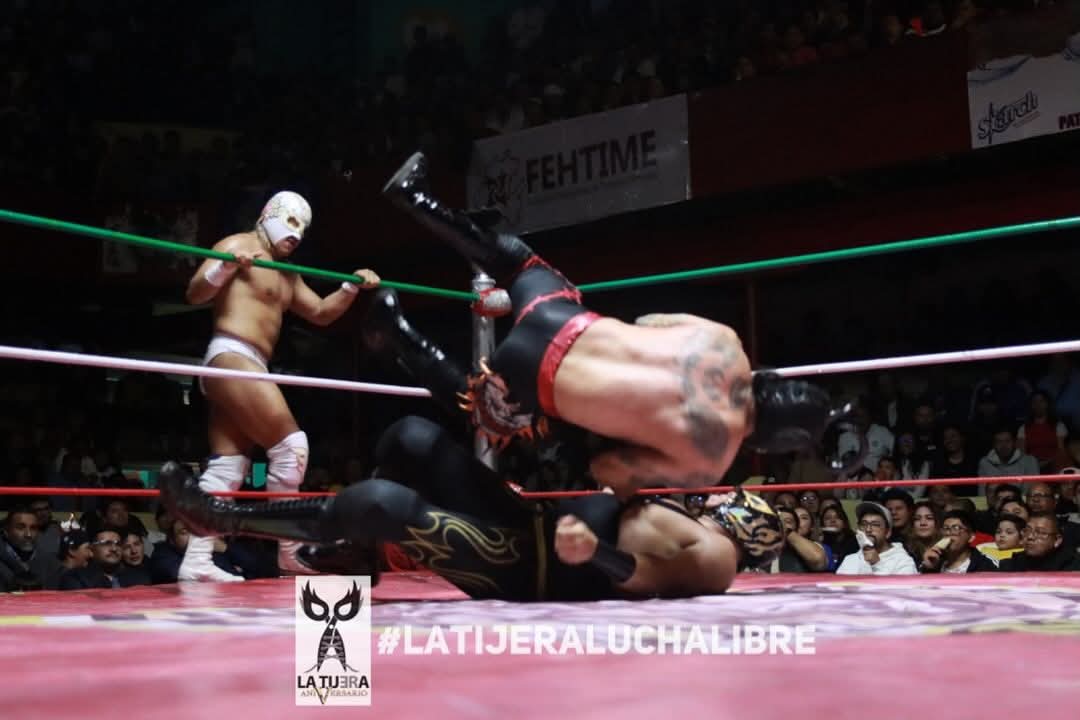 LaTijeraLucha's tweet photo. Suplex Nova en Pachuca❗️
En una gran lucha premiada con dinero por el público de la #ArenaAficion,la dupla de #SuperNova y #PrincipeCondor se logran imponer de una excelsa forma con suplex del integrante de la #SangreTexana sobre #Tonalli que hizo pareja con #LazzerJr... https://t.co/35gP3WZ2Vj