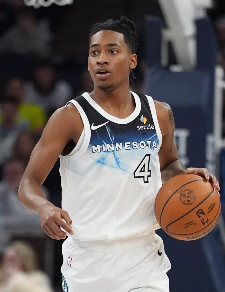 TheHoopCentral's tweet image. Rob Dillingham tonight:

19 Points
8 Assists 
8/11 FGM
3/5 3PM
+23 +/-

Only 23 minutes. 🔥