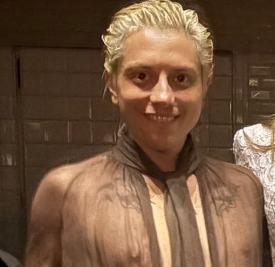 me encanta que siempre sale con cara de no sé qué hago acá pero luzco genial