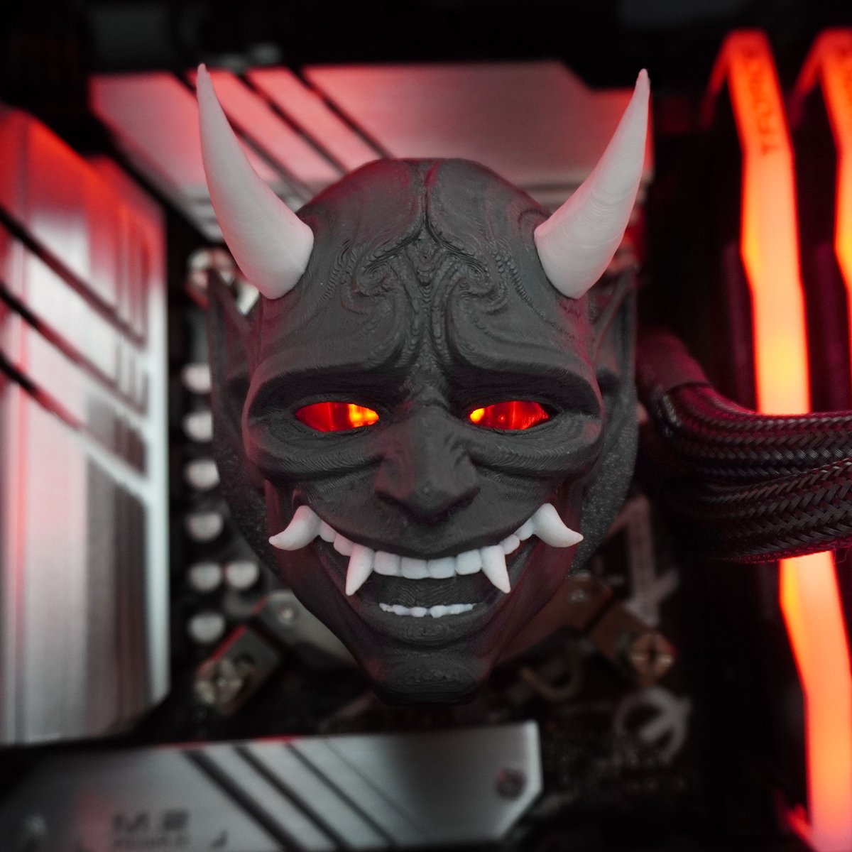 We just updated the Oni gaming system!
The new Oni gaming systems feature a 2 colour, black and white custom liquid cooling pump head!

ow.ly/YvAL50UQMu3