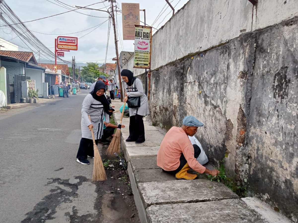 KelSukapada's tweet photo. Giat Camat Cibeunying kidul di dampingi Sekcam Cibeunying Kidul, Lurah Sukapada dan Kasi Ekbang Sukapada perihal Pembongkaran bangunan liar di WIlayah Bojong Koneng Sukapada, Hadiri oleh Kasat Narkoba Polres , Kapolsek Cibeunying Kidul.
Jumat, 31 Januari 2024
#jumatbersih https://t.co/JlkHZ7wGkY