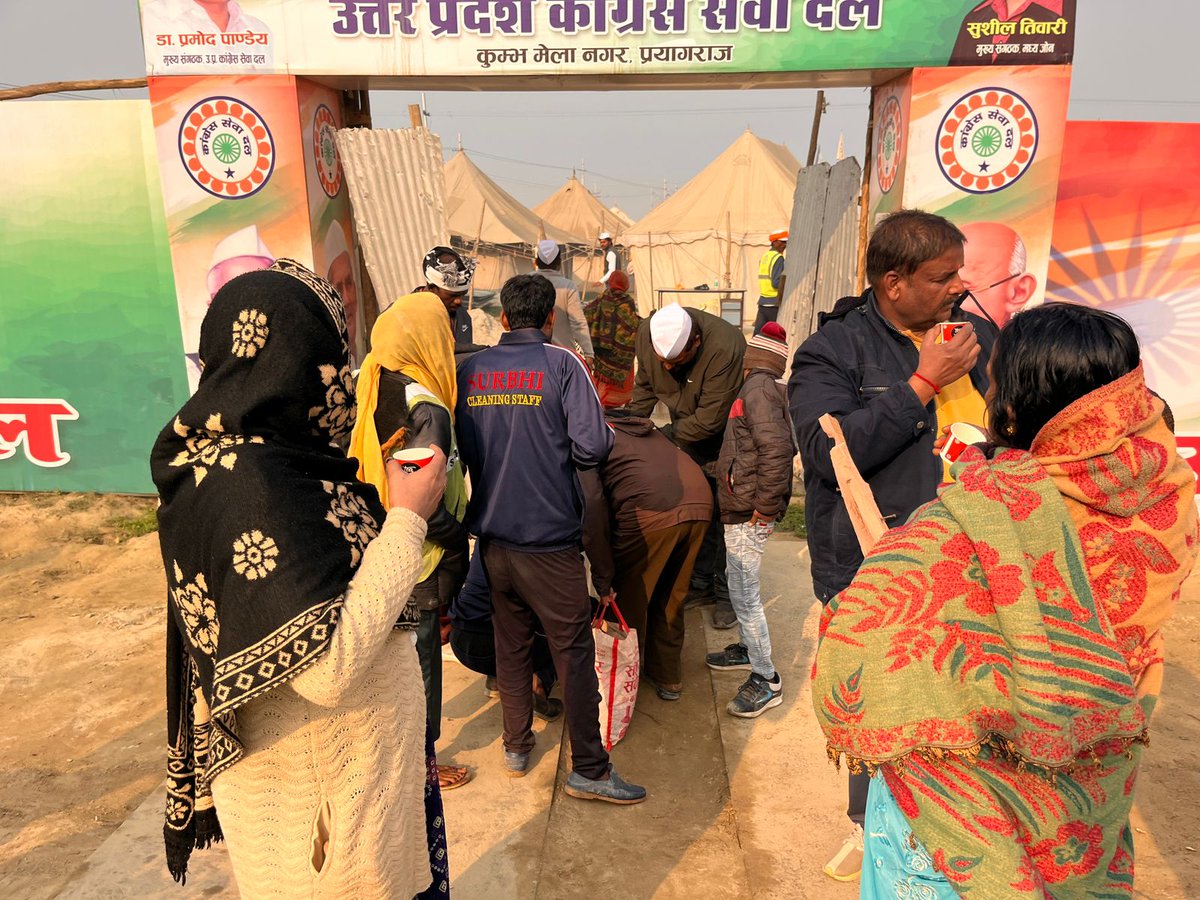 DrPramodPandey8's tweet photo. #कुंभ_प्रयागराज में #कांग्रेससेवादल 
पूरी मुस्तैदी के साथ अपनी मौजूदगी की सार्थकता को सिद्ध करता।
श्रद्धालुओं की जुबानी 
@avinashpandeinc
@kashikirai
@LaljiDesaiG
@aradhanam7000 
@INCIndia 
@INCUttarPradesh 
@CongressSevadal 
@SevadalUP https://t.co/hCNCK2iAxo