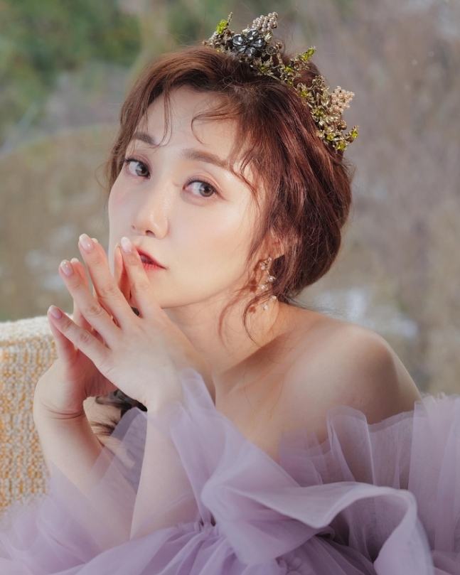 KoreanUpdates's tweet photo. Former #9MUSES #RyuSera announced her marriage.
She was cautious about announcing her marriage as her fiance is a non-celebrity. Congratulations to the couple!
https://t.co/pfjY1rRfsG
#KoreanUpdates VF https://t.co/KcnKnNeD17