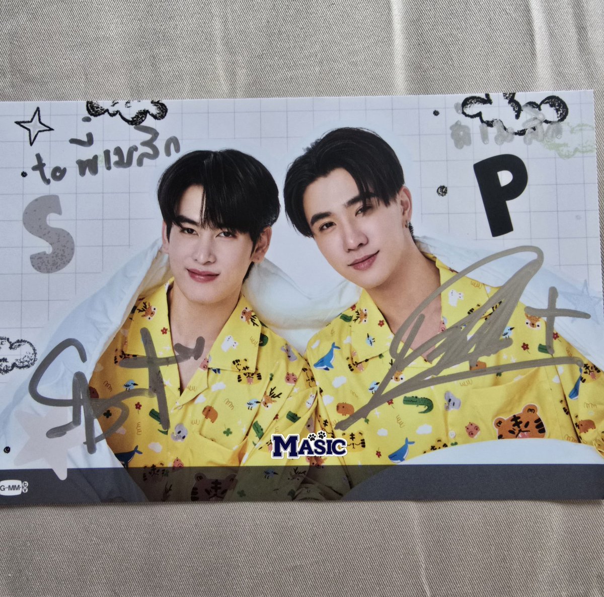 IMmx97's tweet photo. 🗓 จดไว้ก่อนว่าได้เข้าไซน์ เพิร์ธแซนต้า 2ครั้งแล้ว 2ครั้งที่เห็นถึงความเติบโตของน้อง จากการเข้าไซน์พร้อมรวมพลครั้งแรกคนน้อยนิด แต่พอมาถึงวันนี้ได้เห็นคนรักเพิ่มขึ้นแบบมหาศาลดีใจน้ำตาจะไหล😭🤏🏻

ที่เพิร์ธบอกในห้องไซน์เมื่อวานว่า "จะตั้งใจรักทุกคนเป็นอย่างดี" ก็อยากจะบอกว่าจะตั้งใจรักทั้งสองเหมือนกันนะครับ🖤🤍

🫶🏻ไว้เจอกันอีกครั้งนะครับ

@perthppe @Ppsanta ~♡
#PerthSanta #เพิร์ธแซนต้า 🐯🐶
#PerthTanapon #Santapp