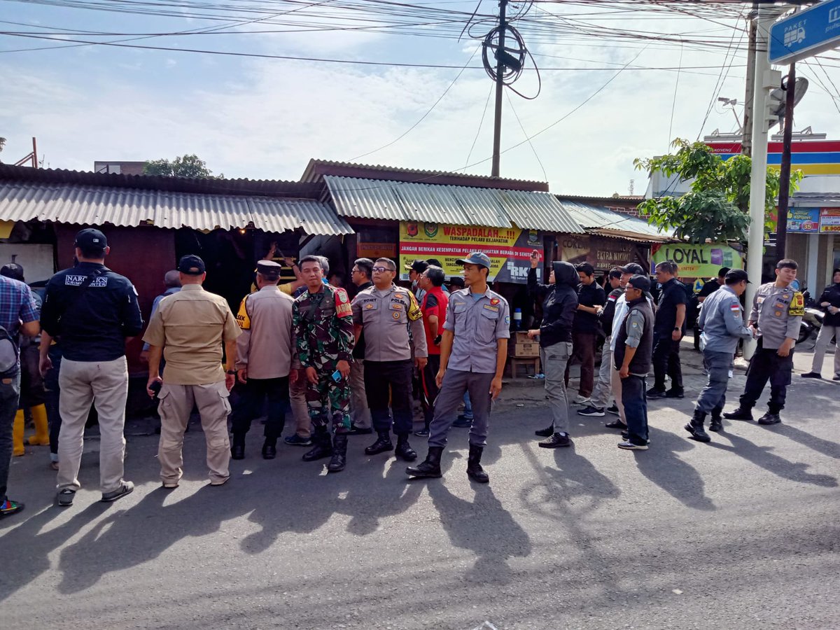 KelSukapada's tweet photo. Giat Camat Cibeunying kidul di dampingi Sekcam Cibeunying Kidul, Lurah Sukapada dan Kasi Ekbang Sukapada perihal Pembongkaran bangunan liar di WIlayah Bojong Koneng Sukapada, Hadiri oleh Kasat Narkoba Polres ,Kapolsek Cibeunying Kidul
Jumat, 31 Januari 2025 https://t.co/2iDIZiz0Uq