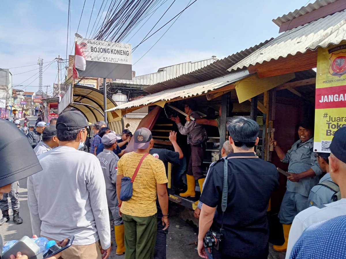 KelSukapada's tweet photo. Giat Camat Cibeunying kidul di dampingi Sekcam Cibeunying Kidul, Lurah Sukapada dan Kasi Ekbang Sukapada perihal Pembongkaran bangunan liar di WIlayah Bojong Koneng Sukapada, Hadiri oleh Kasat Narkoba Polres ,Kapolsek Cibeunying Kidul
Jumat, 31 Januari 2025 https://t.co/2iDIZiz0Uq
