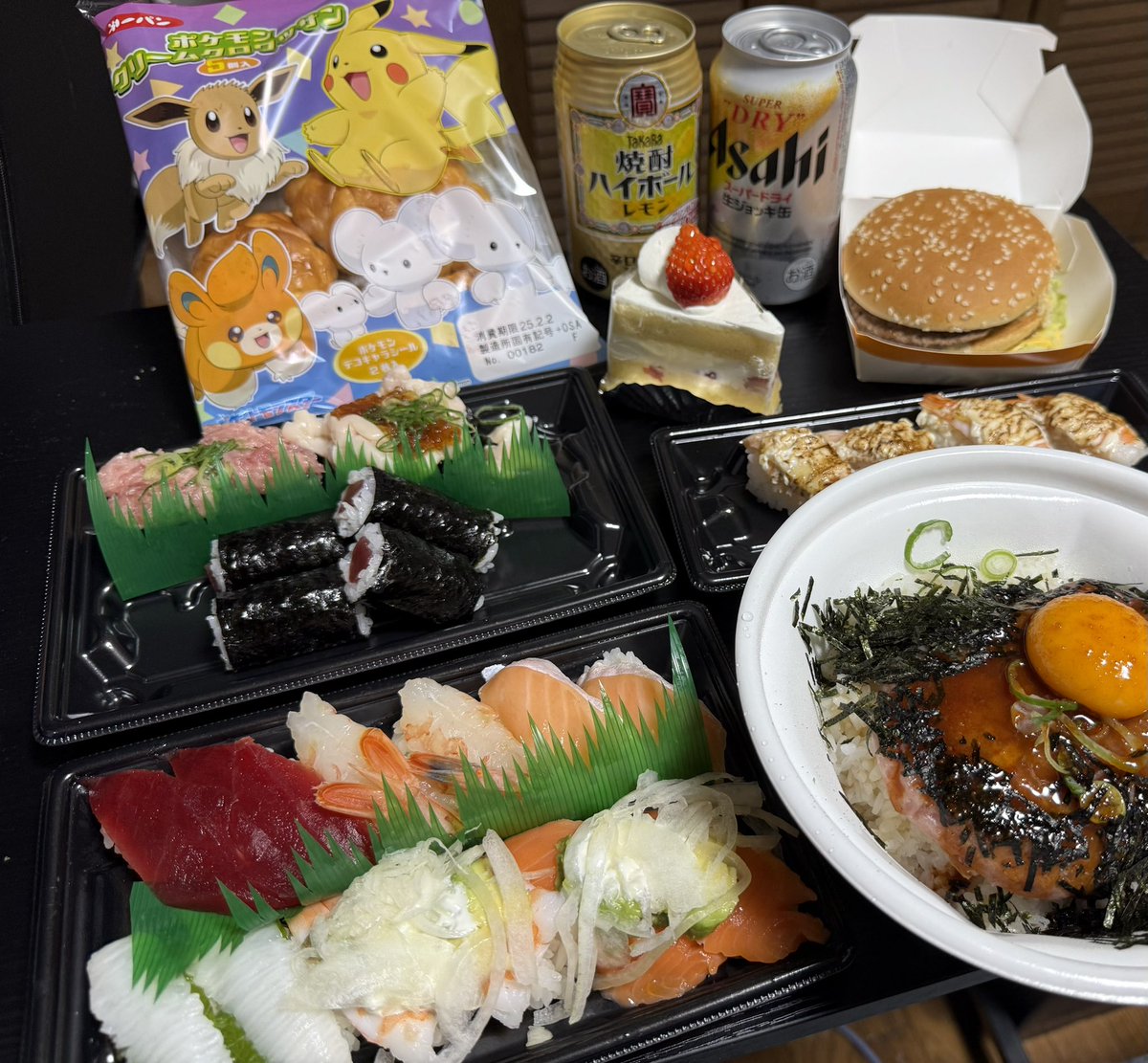 Burger_'s tweet photo. 1人なりに誕生日祝ってみました。

🍻+🍣+🍰+過去10年間にリピートした食べ物達 https://t.co/lRWbBZ90ar