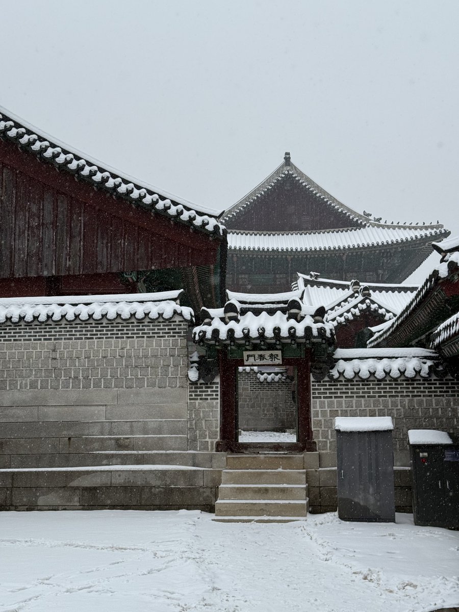 sensing's tweet photo. Snow in the royal palace in Seoul - Changdeokgung Palace https://t.co/vvjqrITeNY