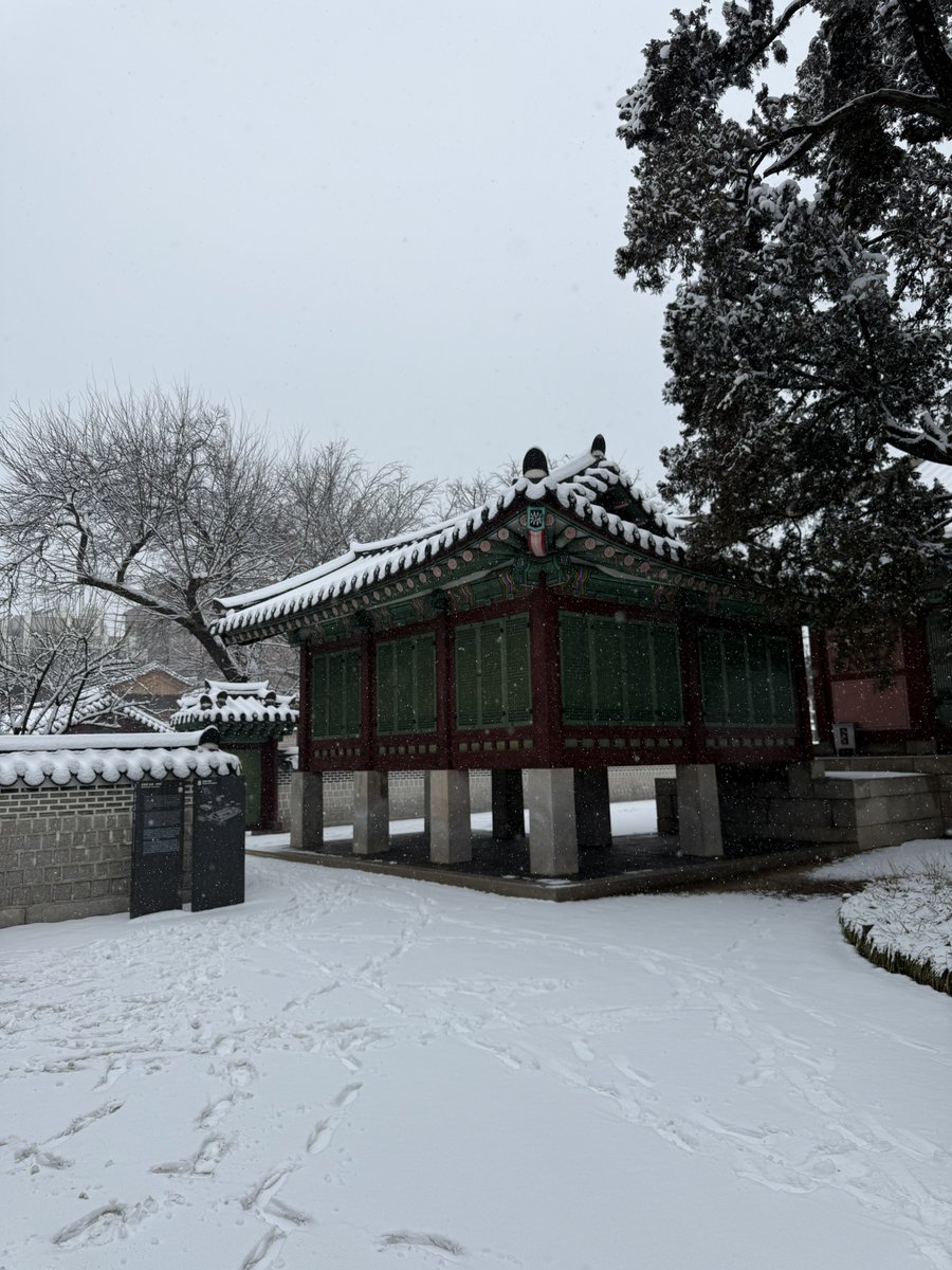 sensing's tweet photo. Snow in the royal palace in Seoul - Changdeokgung Palace https://t.co/vvjqrITeNY