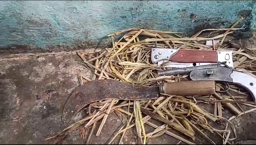 otvkhabar's tweet image. ବନ୍ଧୁକ ଦେଖାଇ ନେଇଗଲେ ୧୦ ଲକ୍ଷ
-ଧର୍ମଗଡ଼ ସହରରେ ଥିବା ଏକ ମଦ ଭାଟିରୁ ବଡ଼ଧରଣର ଲୁଟ୍
-ମଦ ଭାଟି କର୍ମଚାରୀଙ୍କୁ ବନ୍ଧୁକ ଦେଖାଇ ପ୍ରାୟ ୧୦ ଲକ୍ଷ ଟଙ୍କା ଲୁଟ୍
-୮ ଦୁର୍ବୃତ୍ତ ମାରଣାସ୍ତ୍ର ସହ ବନ୍ଧୁକ ଦେଖାଇ ଲୁଟ୍‌ କରିଥିବା ଅଭିଯୋଗ
-ଘଟଣାସ୍ଥଳରେ କଳାହାଣ୍ଡି ଏସ୍‌ପିଙ୍କ ସହ ଅନ୍ୟ ଅଧିକାରୀଙ୍କ ତଦନ୍ତ
#Loot #Gunpoint #OTV