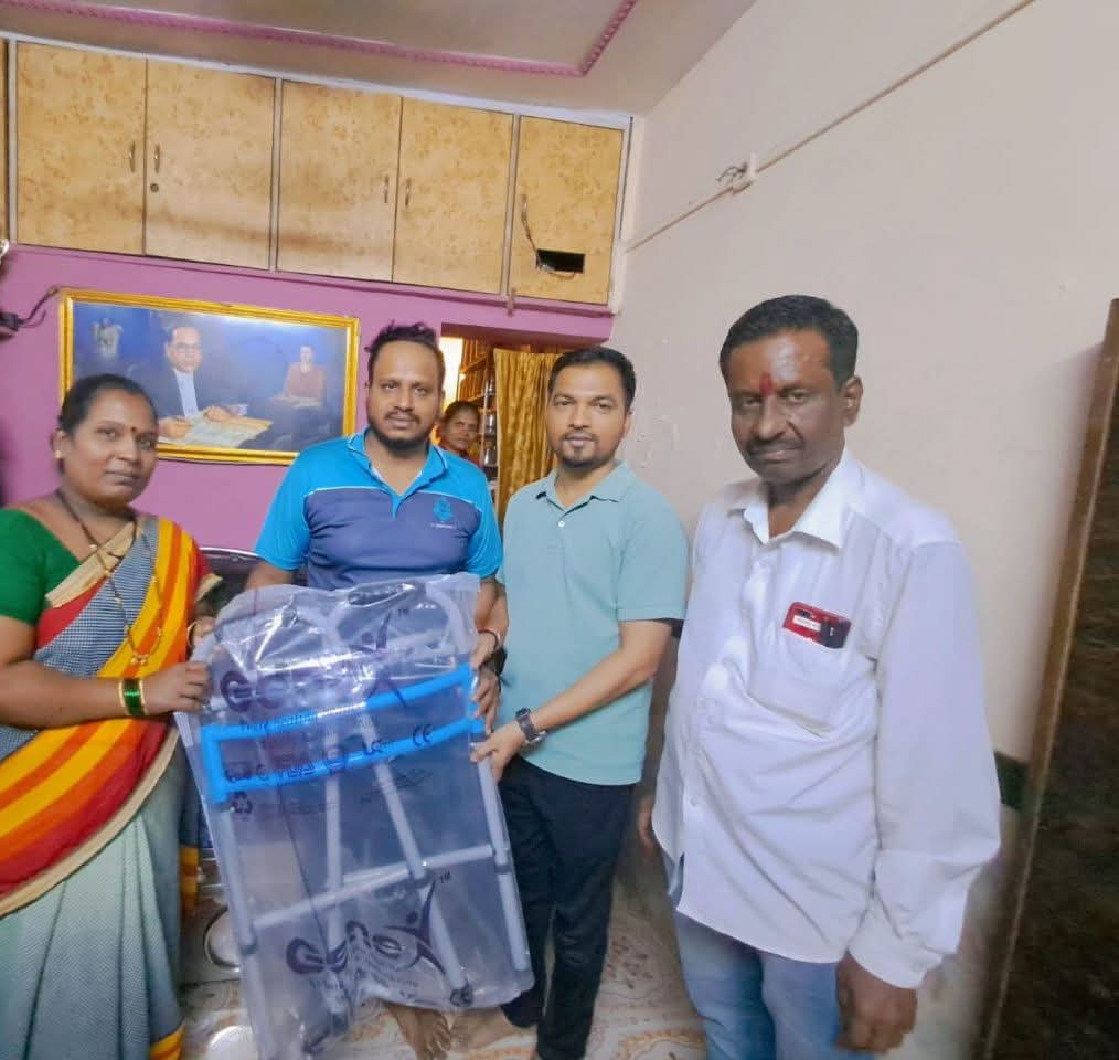 नागरीकांच्या सेवेशी तत्पर मनसे..❤️

कल्पना गायकवाड ताई माळ्यावर चढताना पडल्या, हॉस्पिटल (सरकारी ) वाल्यांनी सांगितले की वॉकर च्या सहाय्याने चालायला लागेल,त्यांची गरज मनसेचे भांडुप मधील शाखा अध्यक्ष सुनिल नारकर ह्यांच्या कानावर पडली,नारकर ह्यांनी तात्काळ कार्यवाही केली.