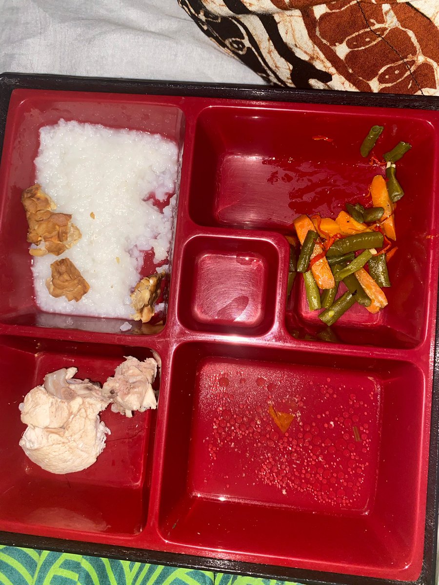SandaraFani's tweet photo. @FOODFESS2 Ini ku foto pas setengah habis. tempe digoreng kering, tumis sayur, ayam rebusan tapi ga hambar. Meleburkan stigma ku ttg makanan RS yang hambar sih reaaall. Menurutku enak-enak aja. https://t.co/wLnpwUcKgS