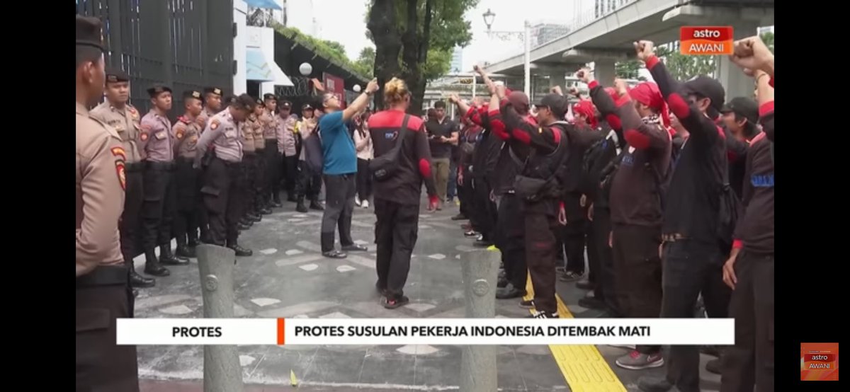 Azri026's tweet photo. Kena Ingat muka muka orang yg tak puas hati n Dah tahu orang Indonesia buat masalah lagi di sokong dh Kenapa.. memang patutlah orang Indonesia tak maju maju sebabkan satu benda saja  dah cari masalah 🥱🥱 mengantuk aku tengok perangai yang macam tu 🥱🫠 https://t.co/UC5sbcEEOx