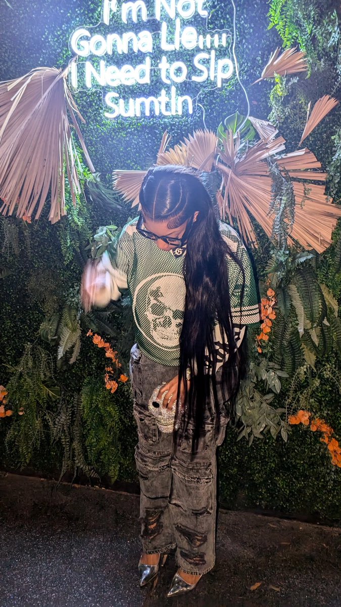 sumwea28's tweet photo. Fuck that poe ass nigga bitch I’m the bitch with the money 💕 https://t.co/ciSgcp1vsJ