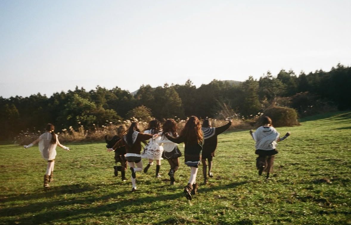 yooyeuha's tweet photo. We ran, hands wide as if to embrace the sky, our laughter spilling over fields kissed by morning dew. The green stretched endlessly, a symphony of life and light, and in that moment, we became one with the breeze—free, untamed, and alive in the cradle of nature’s serenity. https://t.co/TUsgryIhle