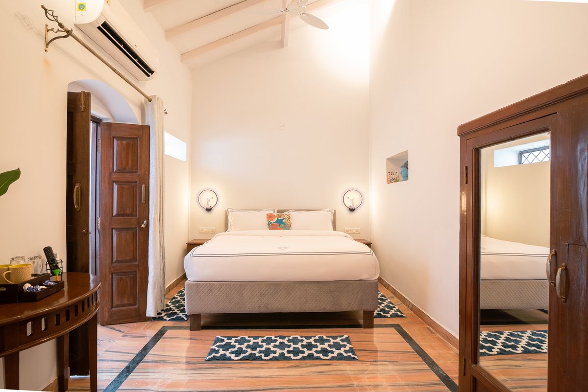SashasHoliday's tweet photo. "🌴✨ A charming blend of nostalgia and comfort! Spacious living, timeless Goan decor, and family-friendly amenities create the perfect haven for unforgettable moments. 🏡❤️

#GoanVibes #TimelessCharm #GoaLiving #HomeSweetHome #SusegadLife #CoastalElegance" https://t.co/X1vTVUYKZp