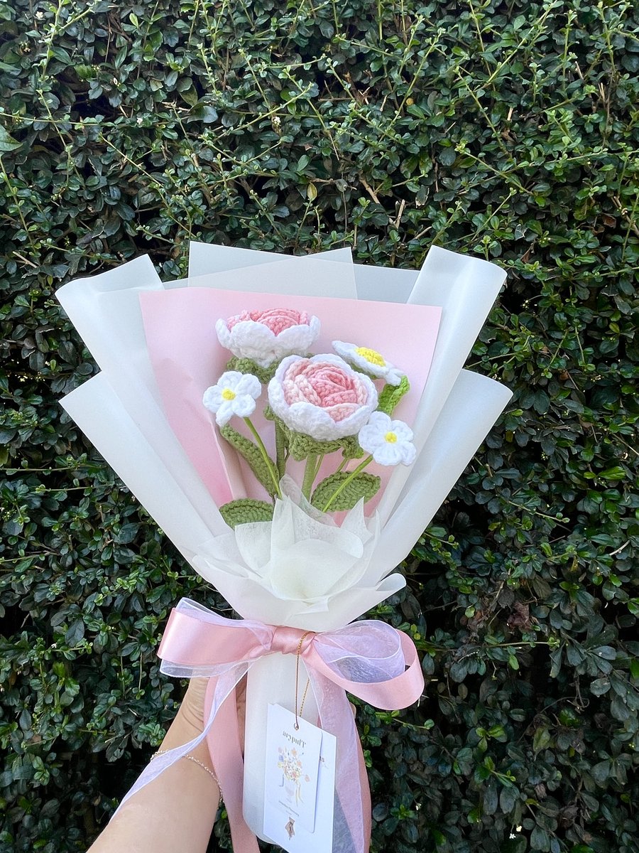 arypuff's tweet photo. ช่อดอกไม้ไหมพรม ดอกกุหลาบชมพูหวาน 
ของขวัญต้อนรับวาเลนไทน์🩷

สนใจทักสอบถามได้เลยคั้บ แม่ค้าถักด้วยความรักทุกชิ้นเลยยย

#ของขวัญวาเลนไทน์ #ของขวัญ #วาเลนไทน์ #ของขวัญวันครบรอบ #handmade #ของขวัญปัจฉิม #ของขวัญแฮนเมด #แฮนเมด #ช่อดอกไม้ #ดอกไม้ไหมพรม https://t.co/yudtCjzJ4z
