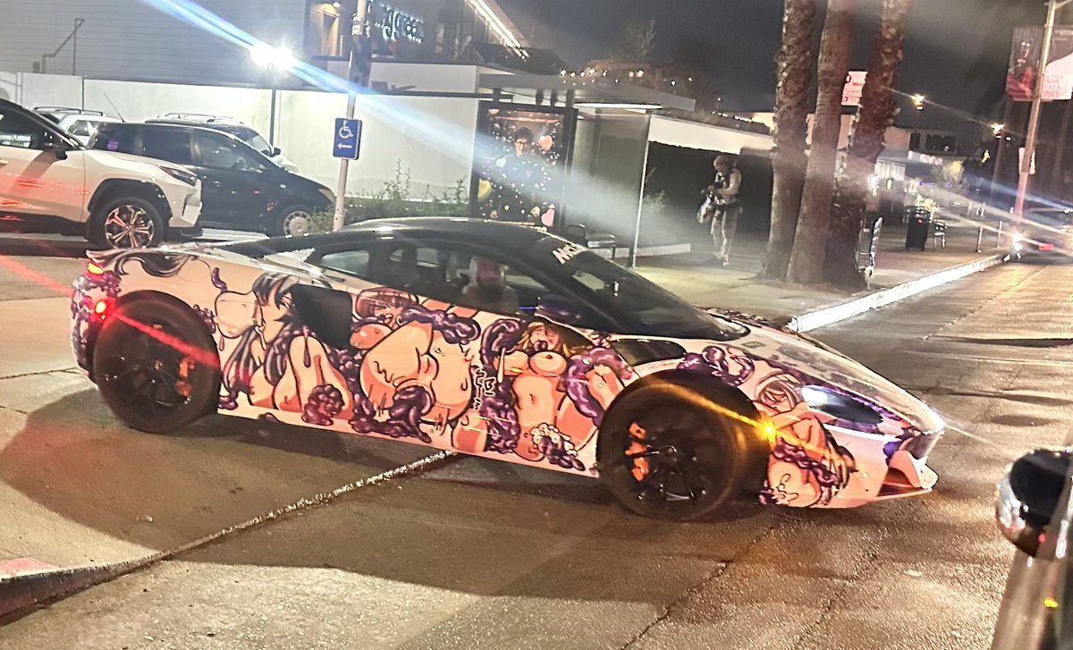 So the car is Awesome … but WTF gives with the paint job?  Seriously?!?