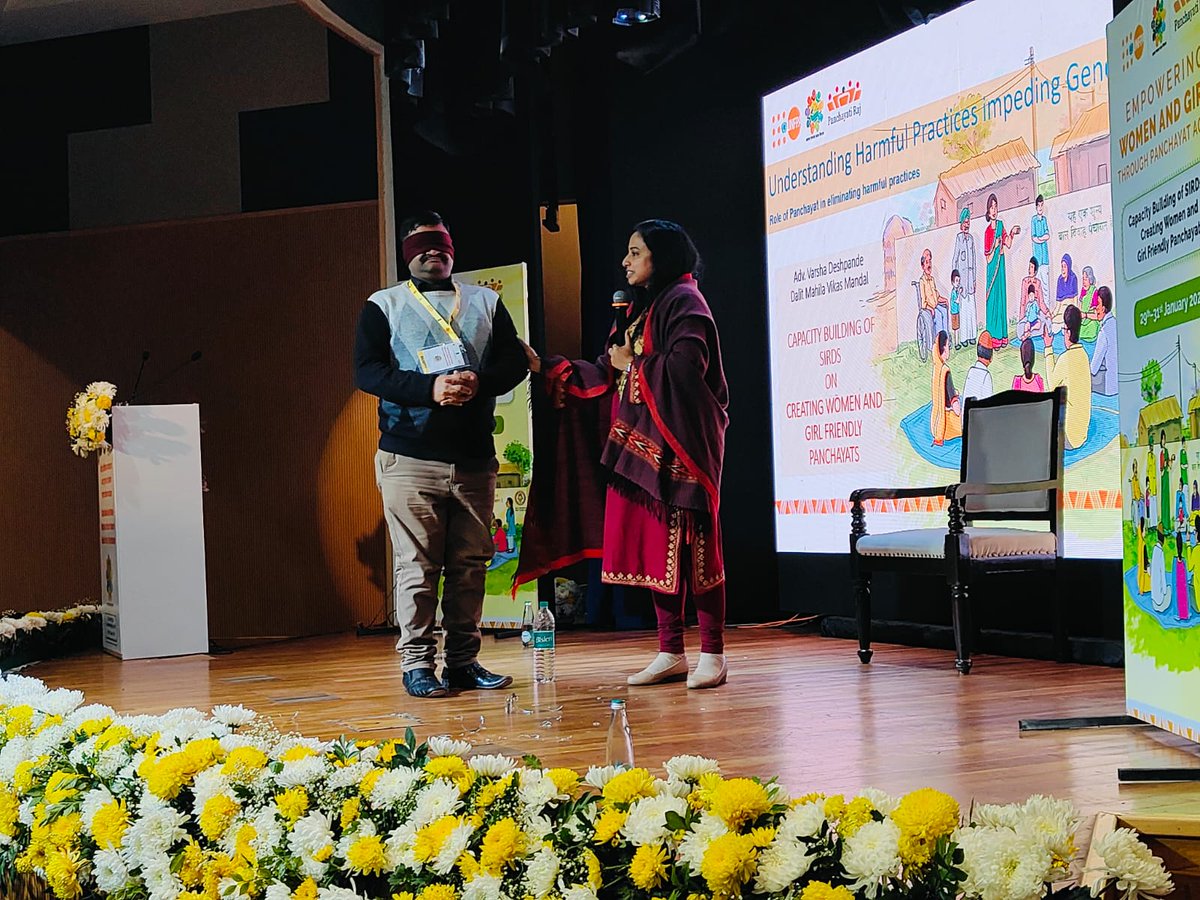 mopr_goi's tweet photo. The performances highlighted two critical issues: #ChildMarriagePrevention and #ViolenceAgainstWomen. #MasterTrainers, portraying roles like village elders, Panchayat members and protection officers, showcased how local governance can take decisive action.
#LSDGs #MoPR #UNFPA https://t.co/0fV5KqXvKA